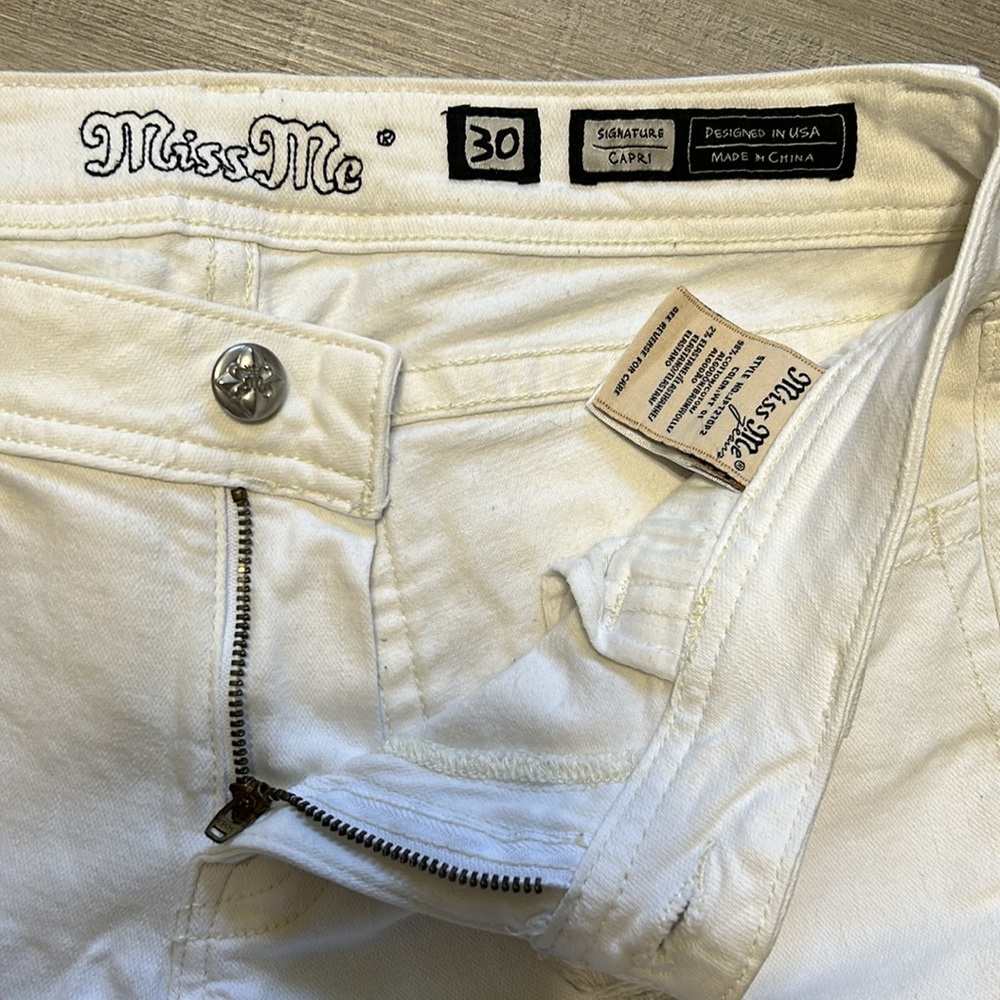 Woman’s Miss Me white distressed, signature capris - size 30 - Picture 10 of 16